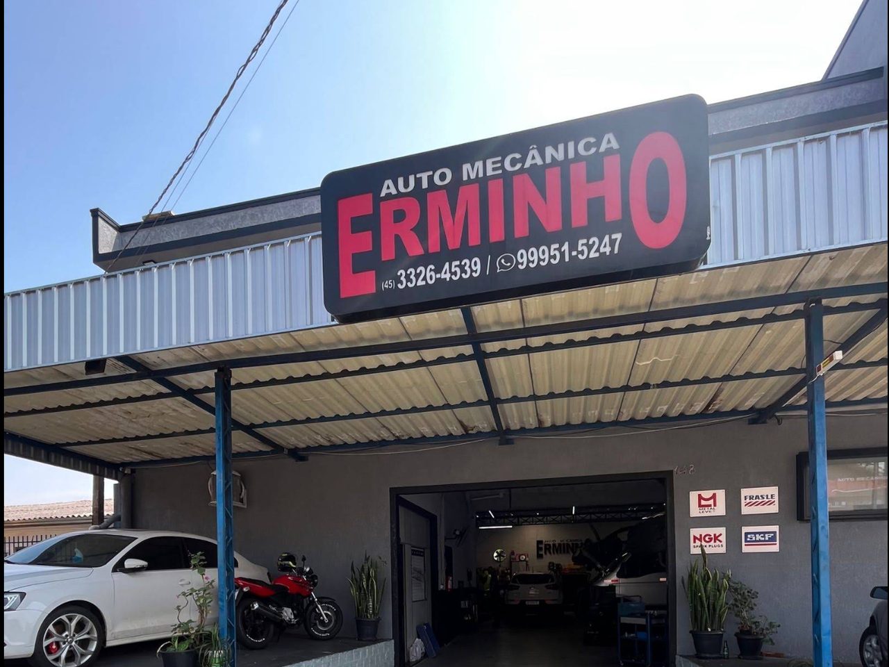 Entrada da Auto Mecânica Erminho em Cascavel, com o letreiro da oficina